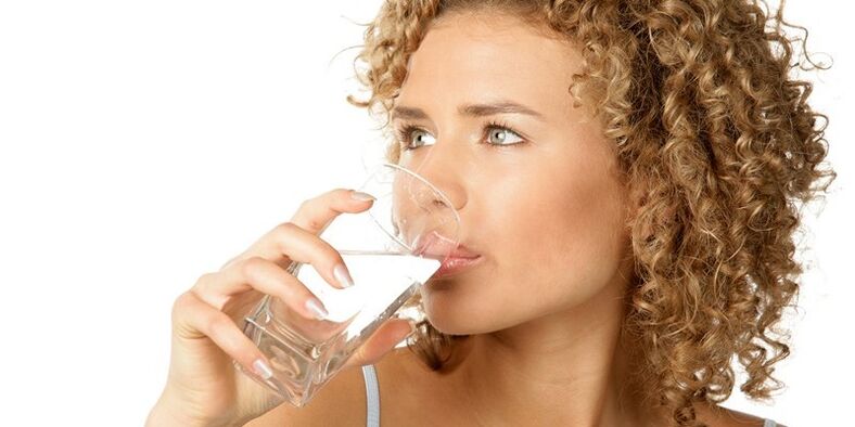 Semasa diet minum, anda mesti mengambil 1. 5 liter air yang disucikan, sebagai tambahan kepada cecair lain