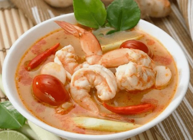 Sup tom yam dengan udang